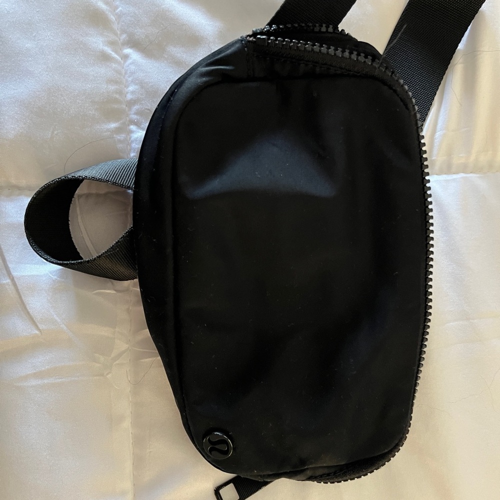 Lululemon belt bag black